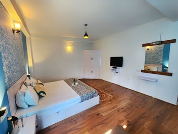 page 3 riverside rooms and bar