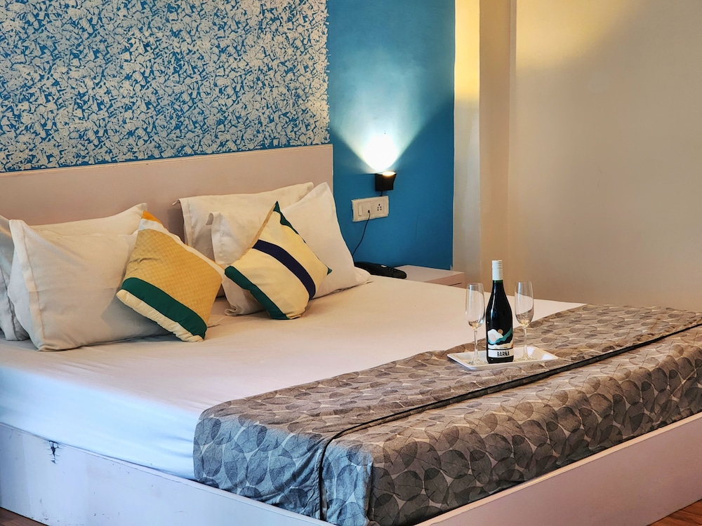 page 3 riverside rooms and bar