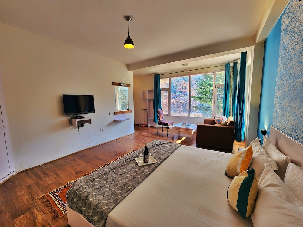 page 3 riverside rooms and bar