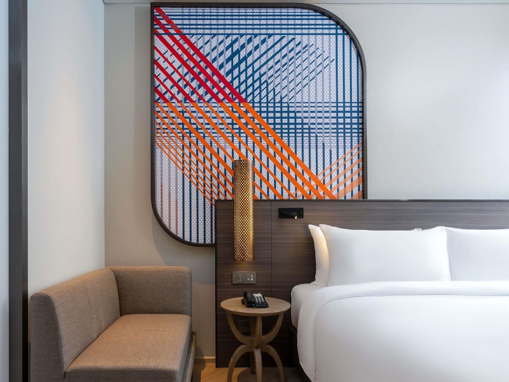 mercure bangkok surawong