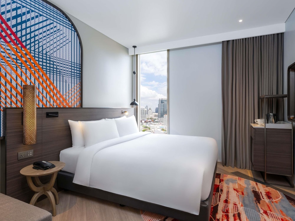mercure bangkok surawong