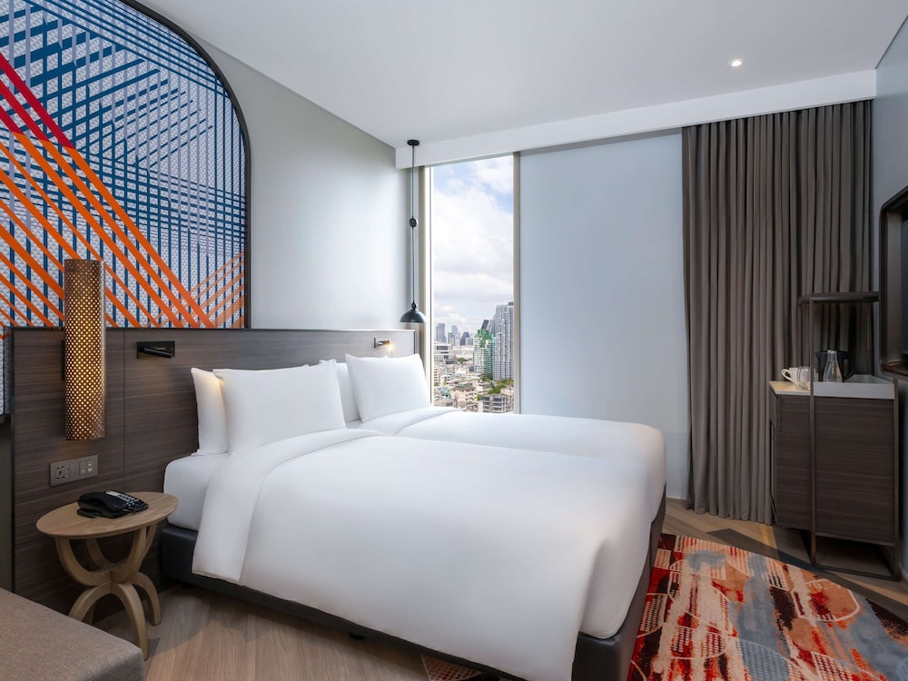 mercure bangkok surawong