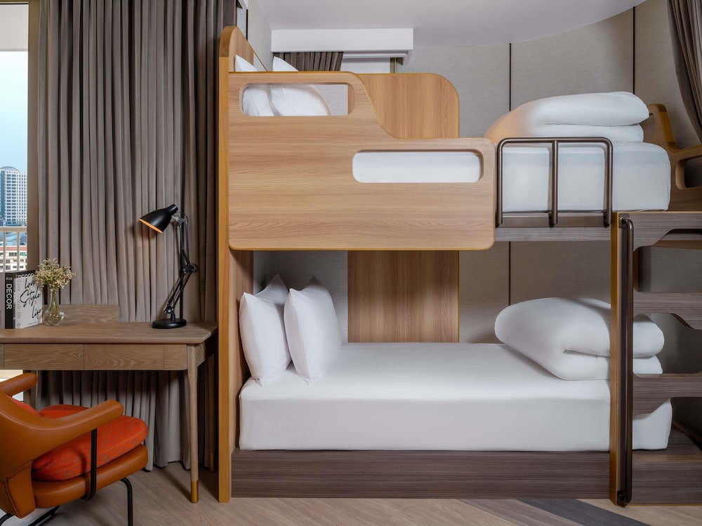 mercure bangkok surawong