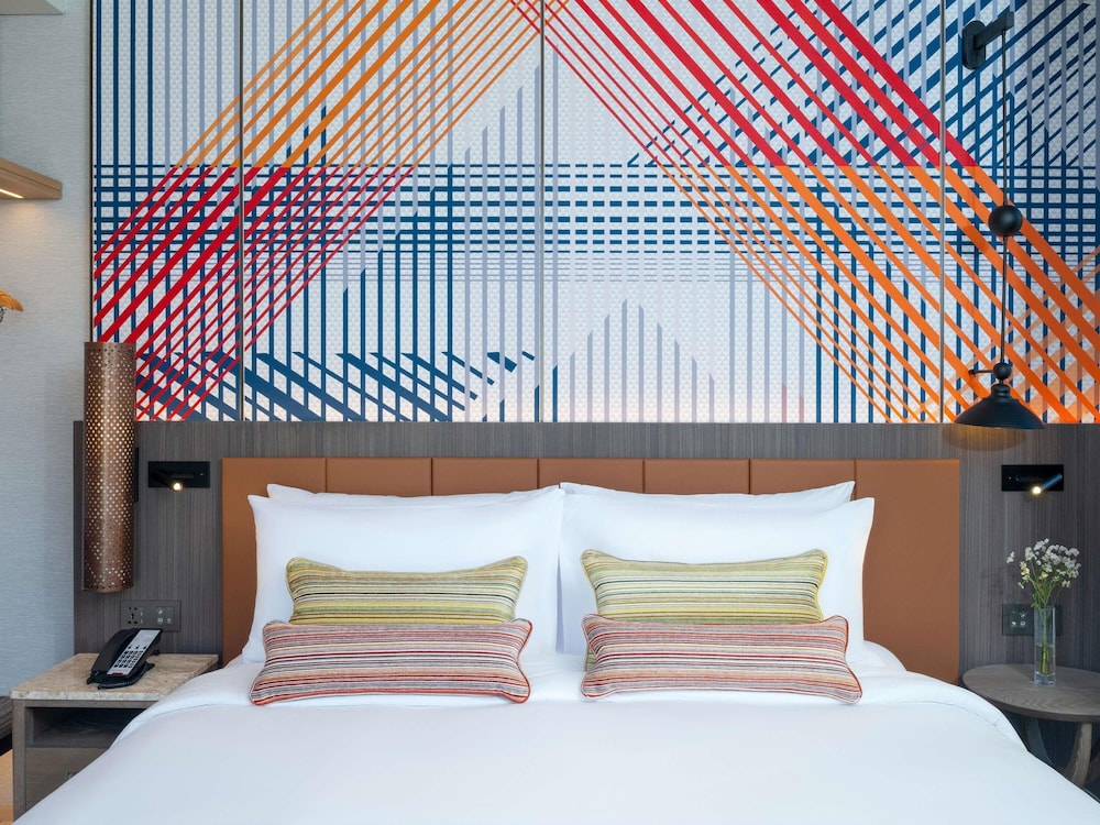 mercure bangkok surawong