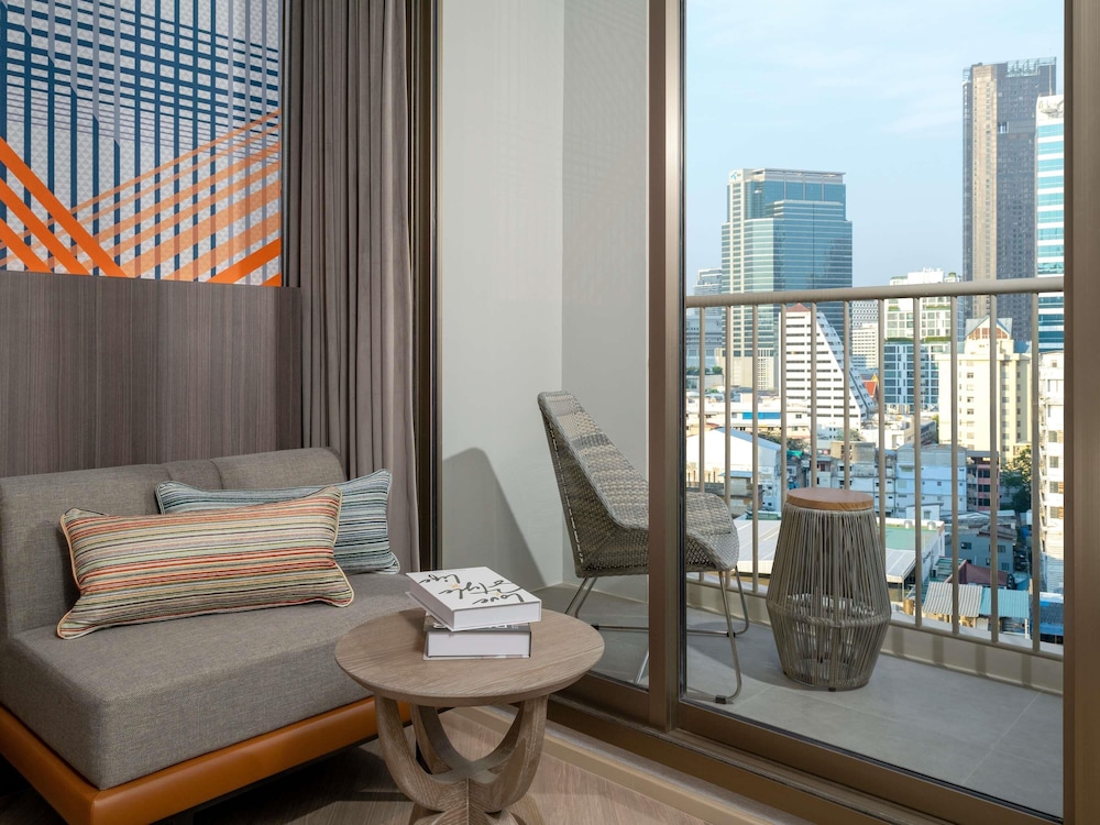 mercure bangkok surawong