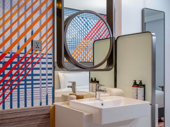 mercure bangkok surawong