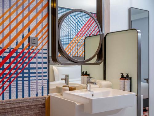 mercure bangkok surawong