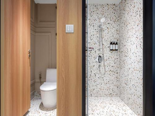 mercure bangkok surawong