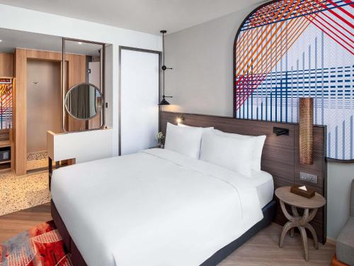 mercure bangkok surawong