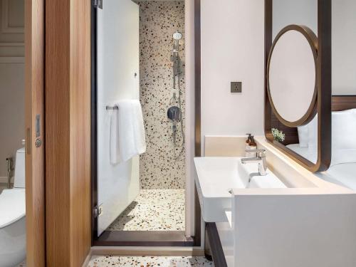 mercure bangkok surawong