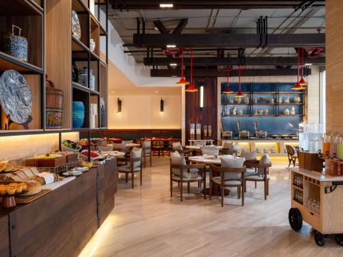 mercure bangkok surawong