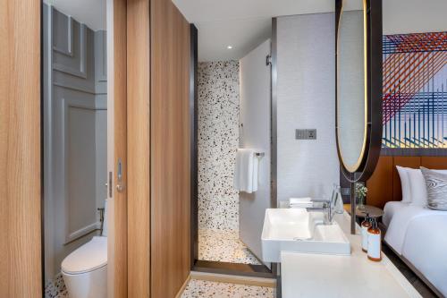 mercure bangkok surawong