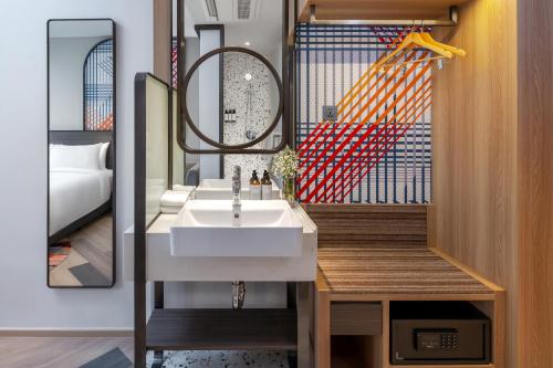 mercure bangkok surawong