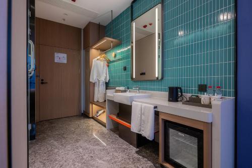 holiday inn express chongqing nanbin road an ihg hotel