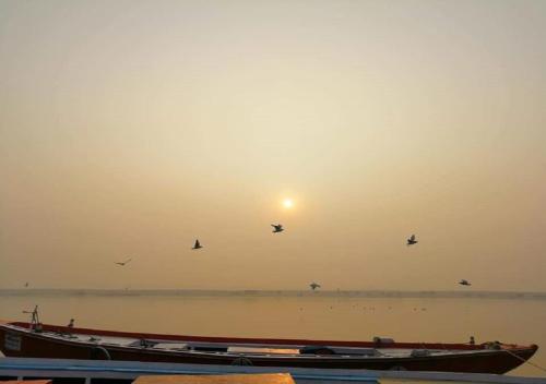 lake view 3bhk furnished flat near kasi vishwanath