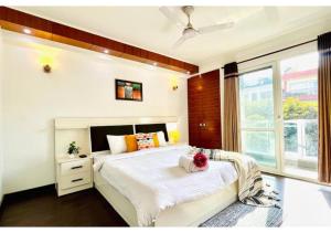 bluo 3bhk m block mkt lift balcony parking