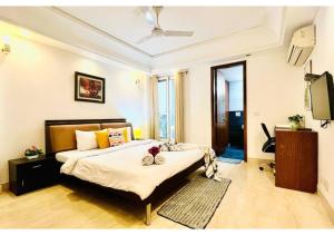 bluo 3bhk m block mkt lift balcony parking