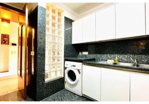 bluo 3bhk m block mkt lift balcony parking
