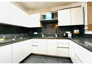 Bluo 3Bhk M Block Mkt - Lift, Balcony, Parking,Greater Kailash,3 star
