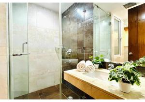 bluo 3bhk m block mkt lift balcony parking