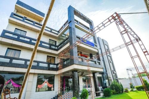 oyo flagship 80648 hotel dds lawn