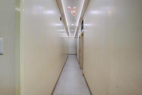 806509 hotel kiwi international