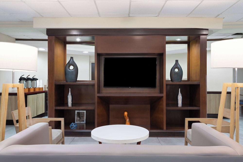 wyndham garden monterrey aeropuerto