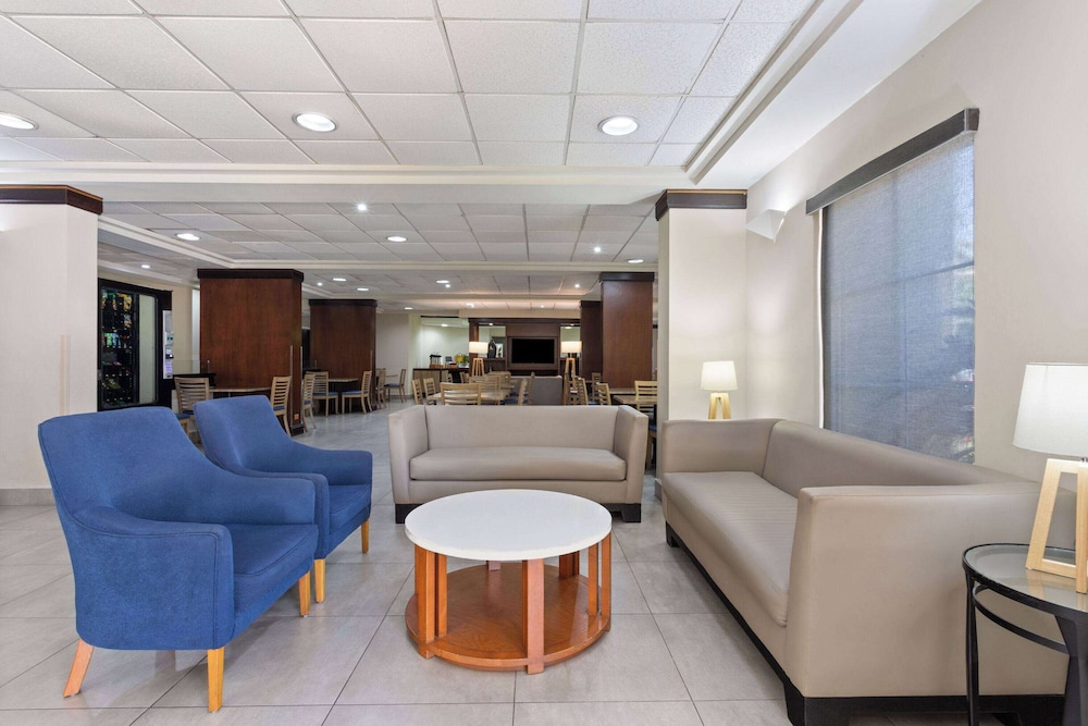 wyndham garden monterrey aeropuerto