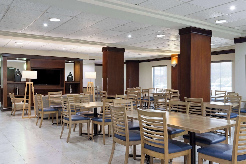 wyndham garden monterrey aeropuerto