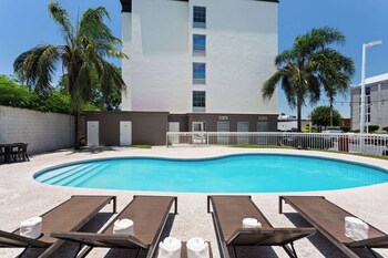 wyndham garden monterrey aeropuerto