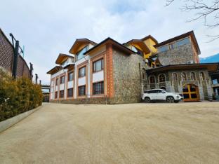 The Walnut Creek,India>>Pahalgam,4 star