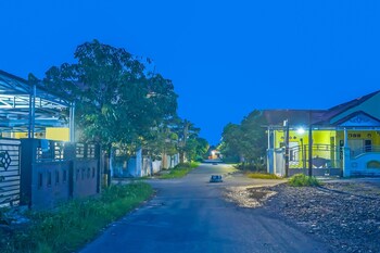 spot on 92466 adam kost syariah