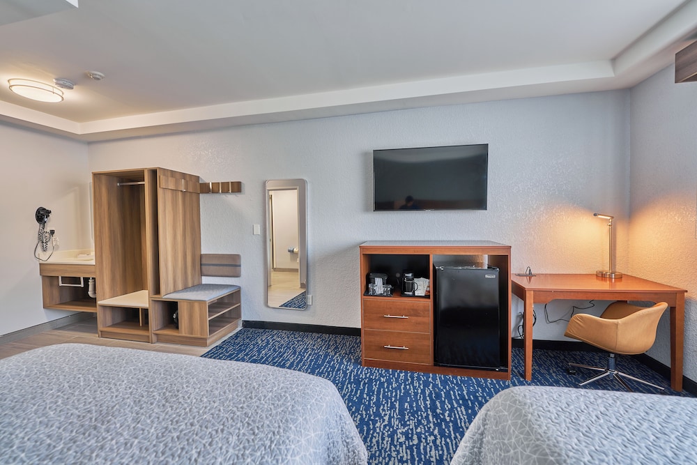 hyannis plaza hotel