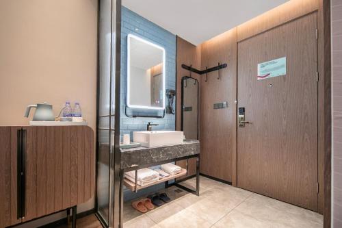 echarm hotel jingzhou honghu long street