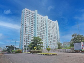 collection o 92967 apartement sentraland karawang by rda living