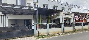 spot on 93001 losmen arkansas syariah