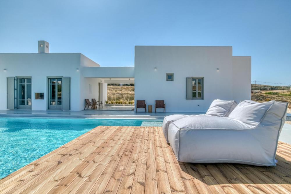 lil paros luxury suites