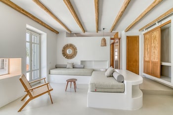 lil paros luxury suites