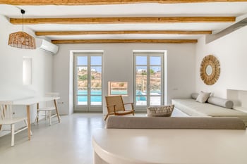 lil paros luxury suites
