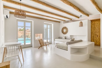 lil paros luxury suites