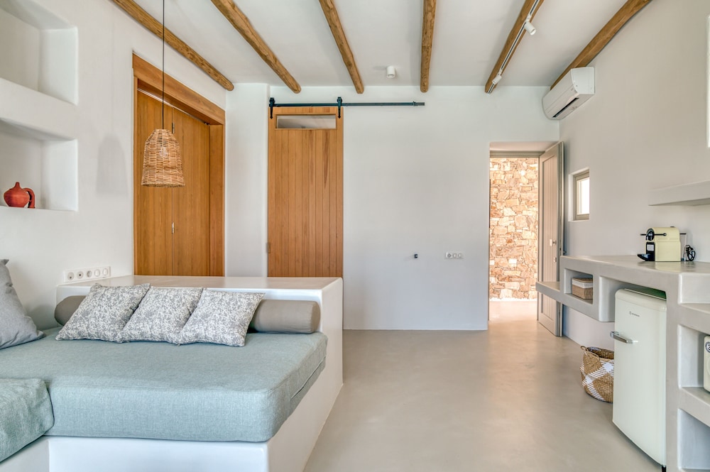 lil paros luxury suites