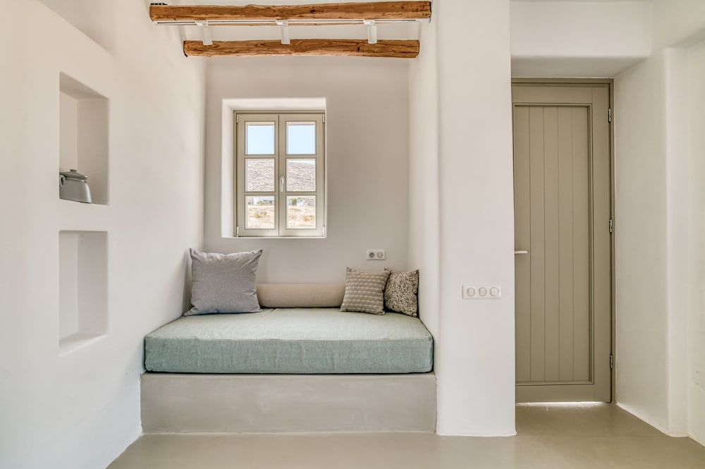 lil paros luxury suites