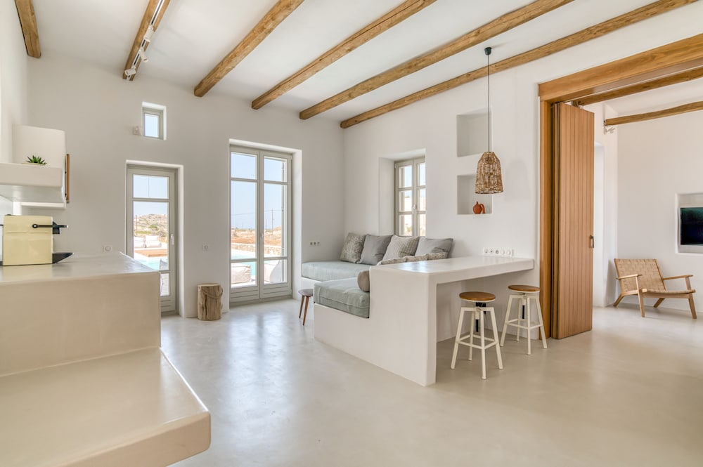 lil paros luxury suites