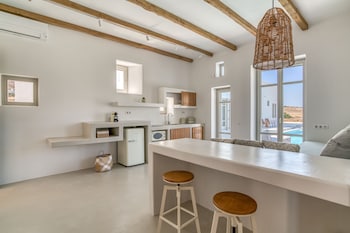 lil paros luxury suites
