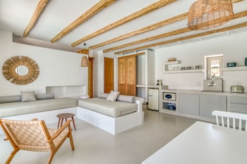 lil paros luxury suites