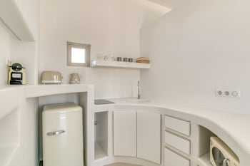 lil paros luxury suites