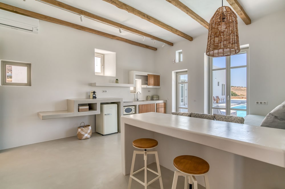 lil paros luxury suites