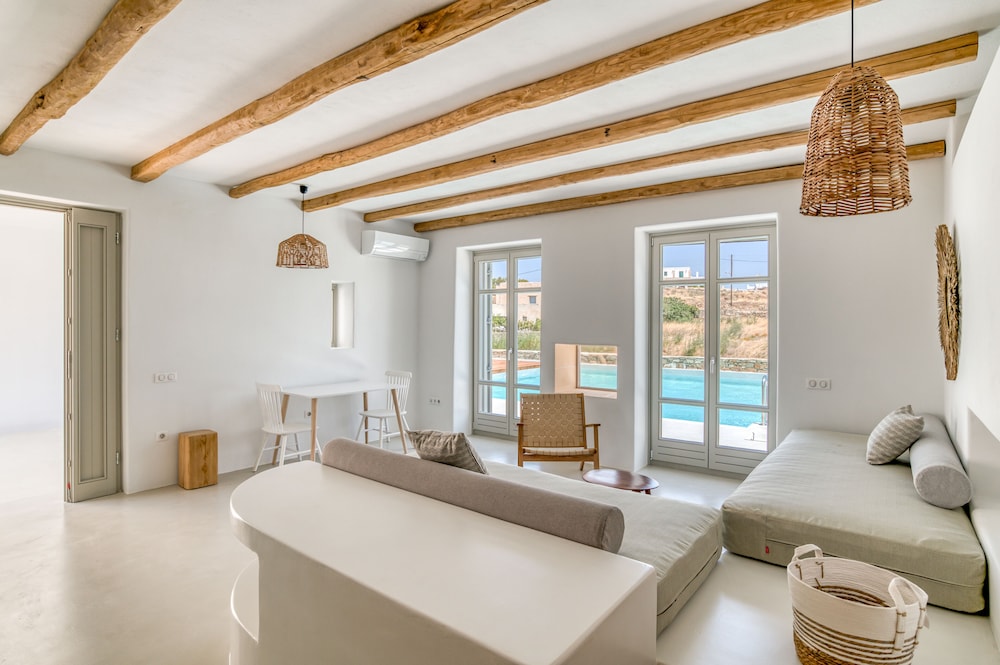 lil paros luxury suites