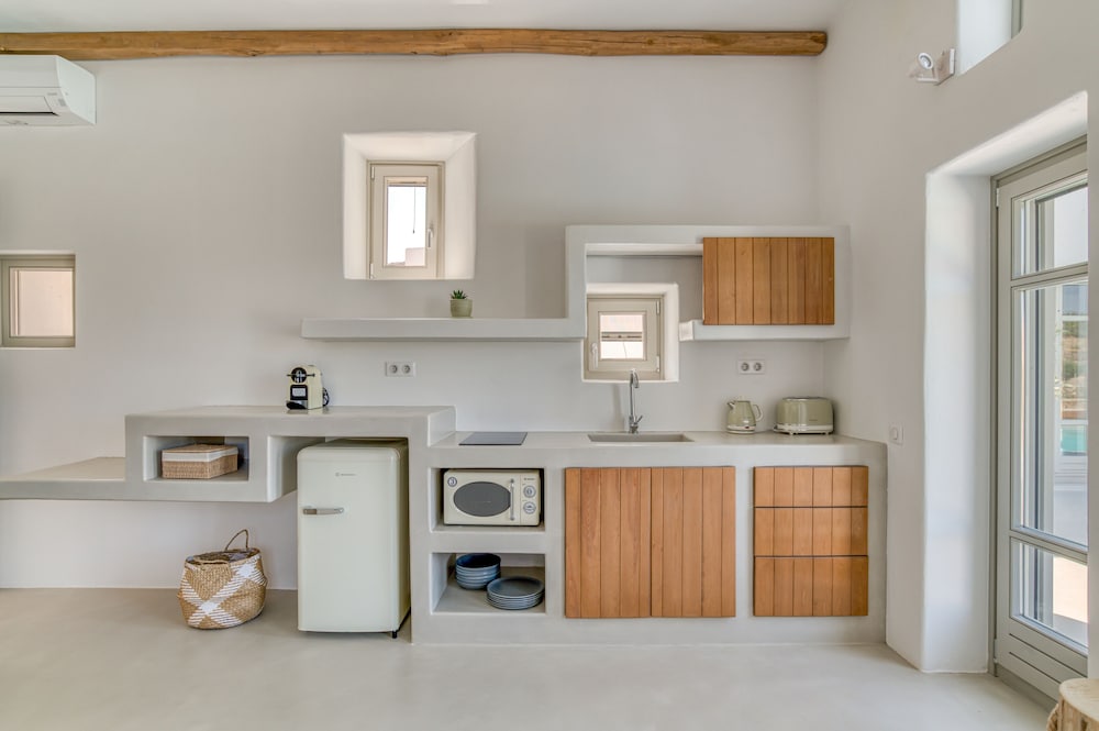 lil paros luxury suites