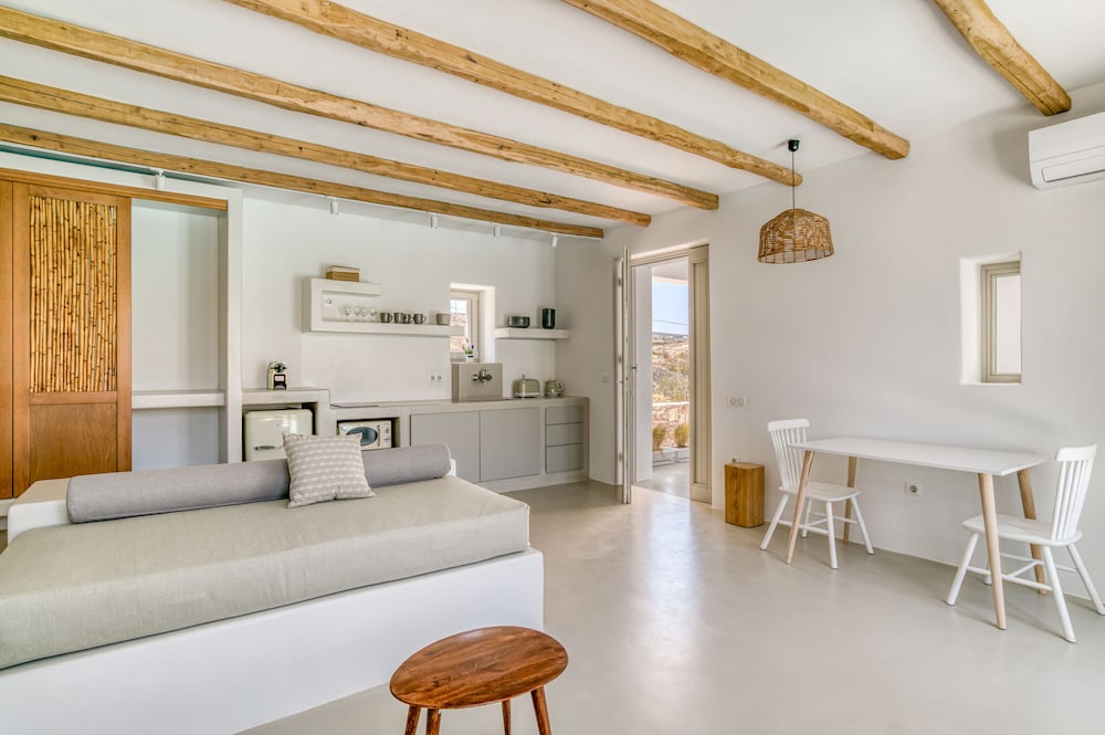 lil paros luxury suites